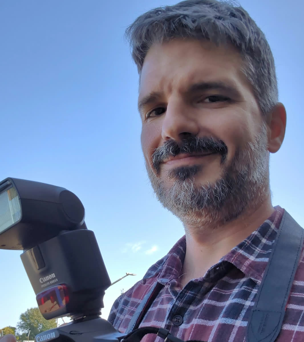 Eduardo Benfatti out filming with his camera and flash rig